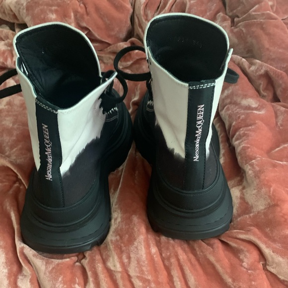 Shoes only been worn twice only do cash or Venmo. - Picture 4 of 4